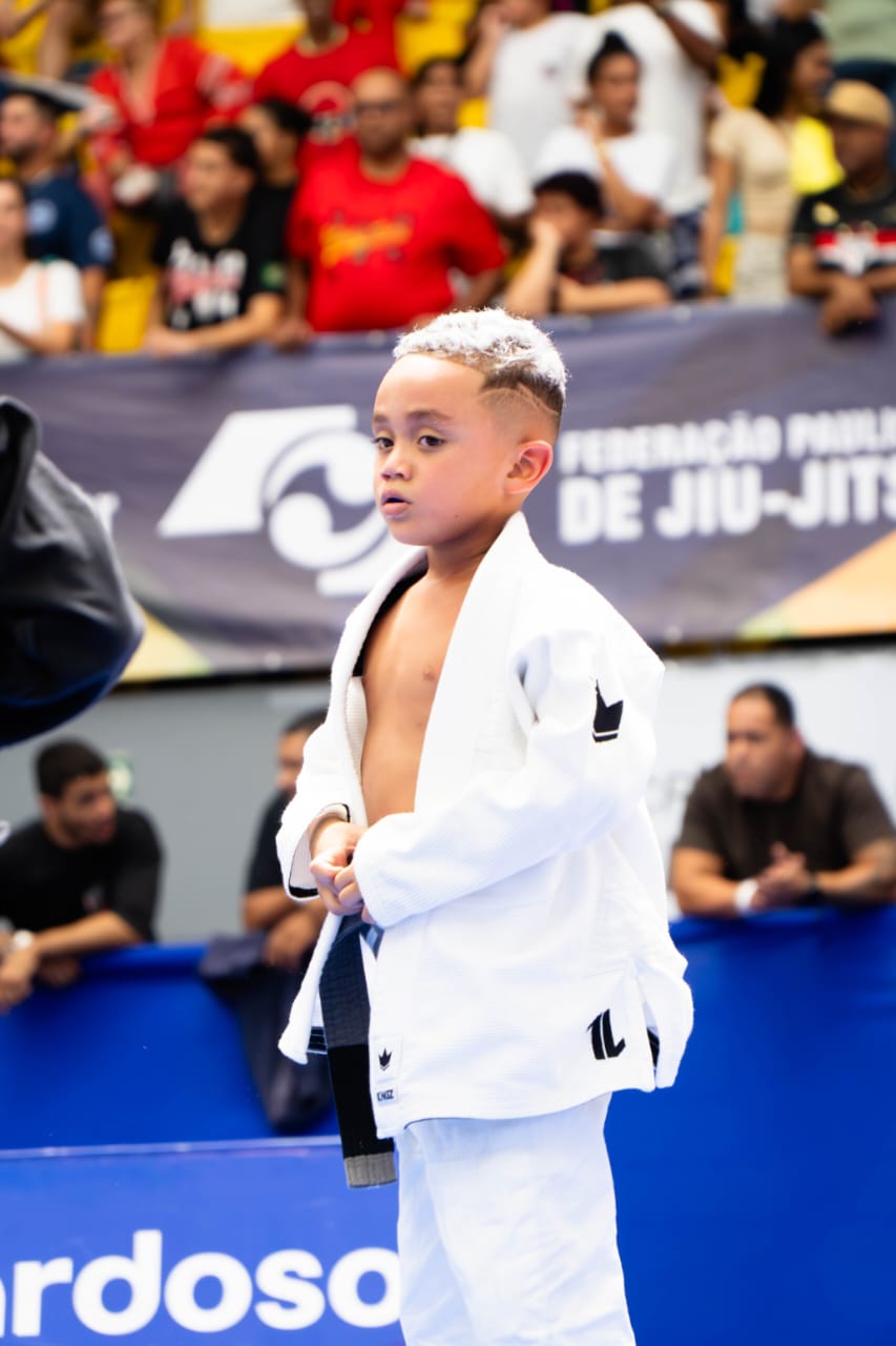 Pedrinho de kimono branco