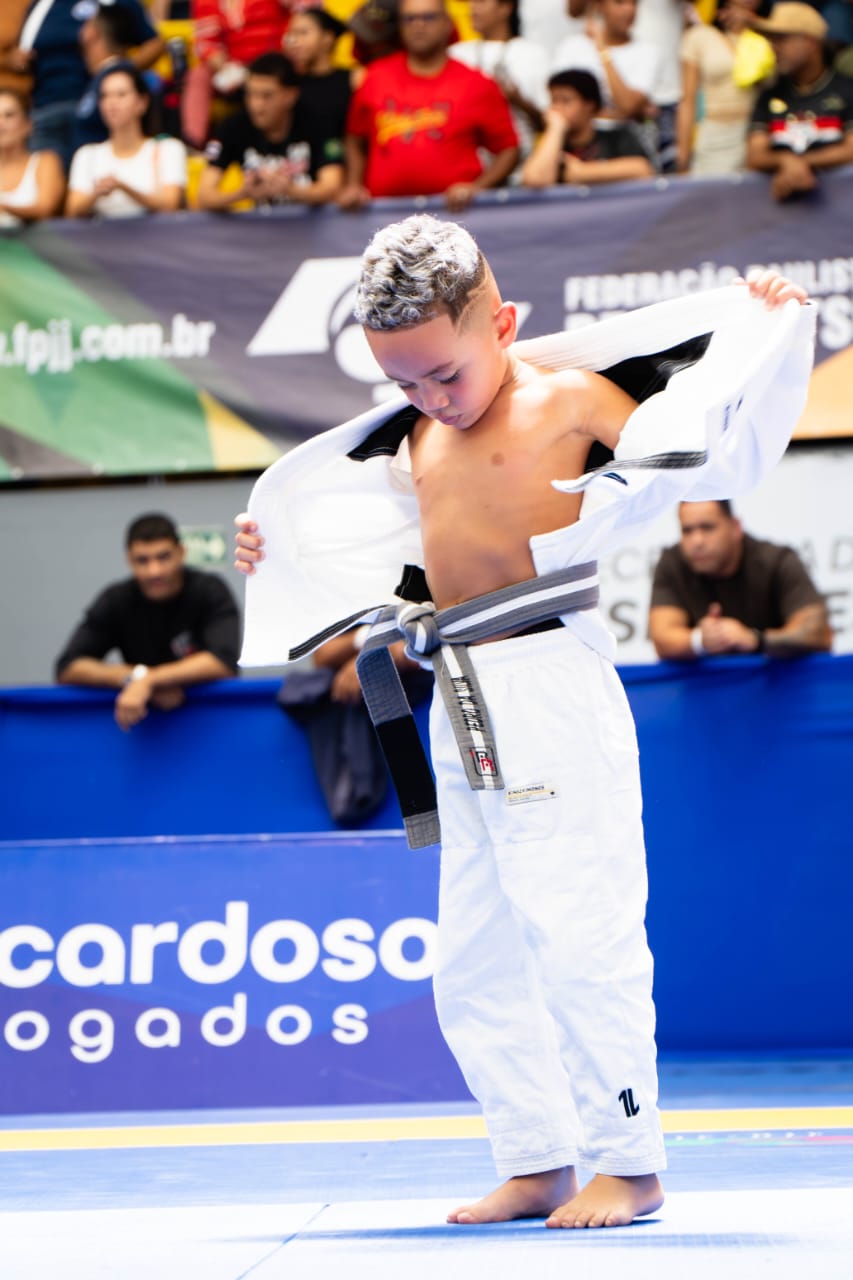 Pedrinho ajustando o kimono