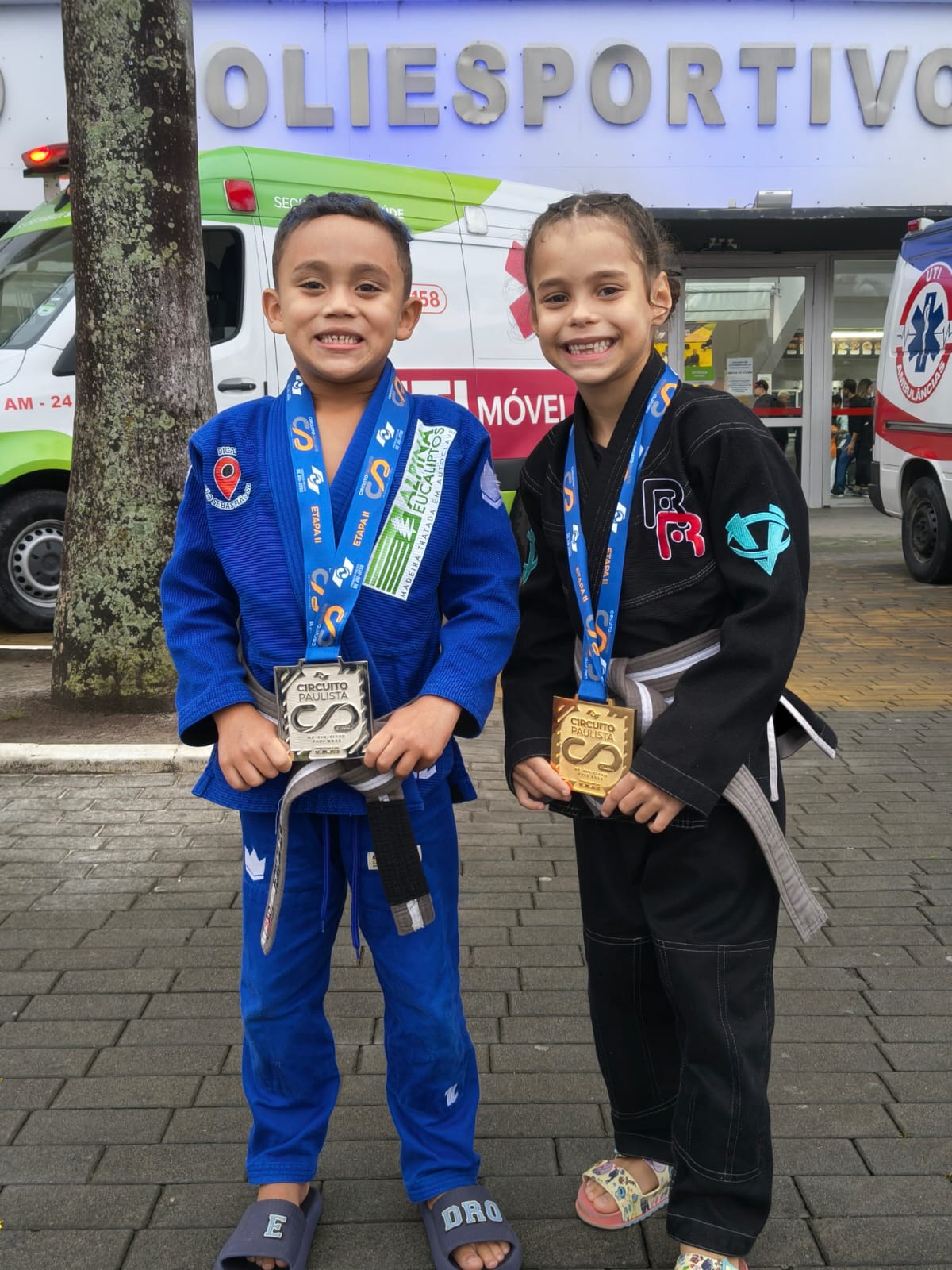 Pedrinho com medalha do Circuito Paulista