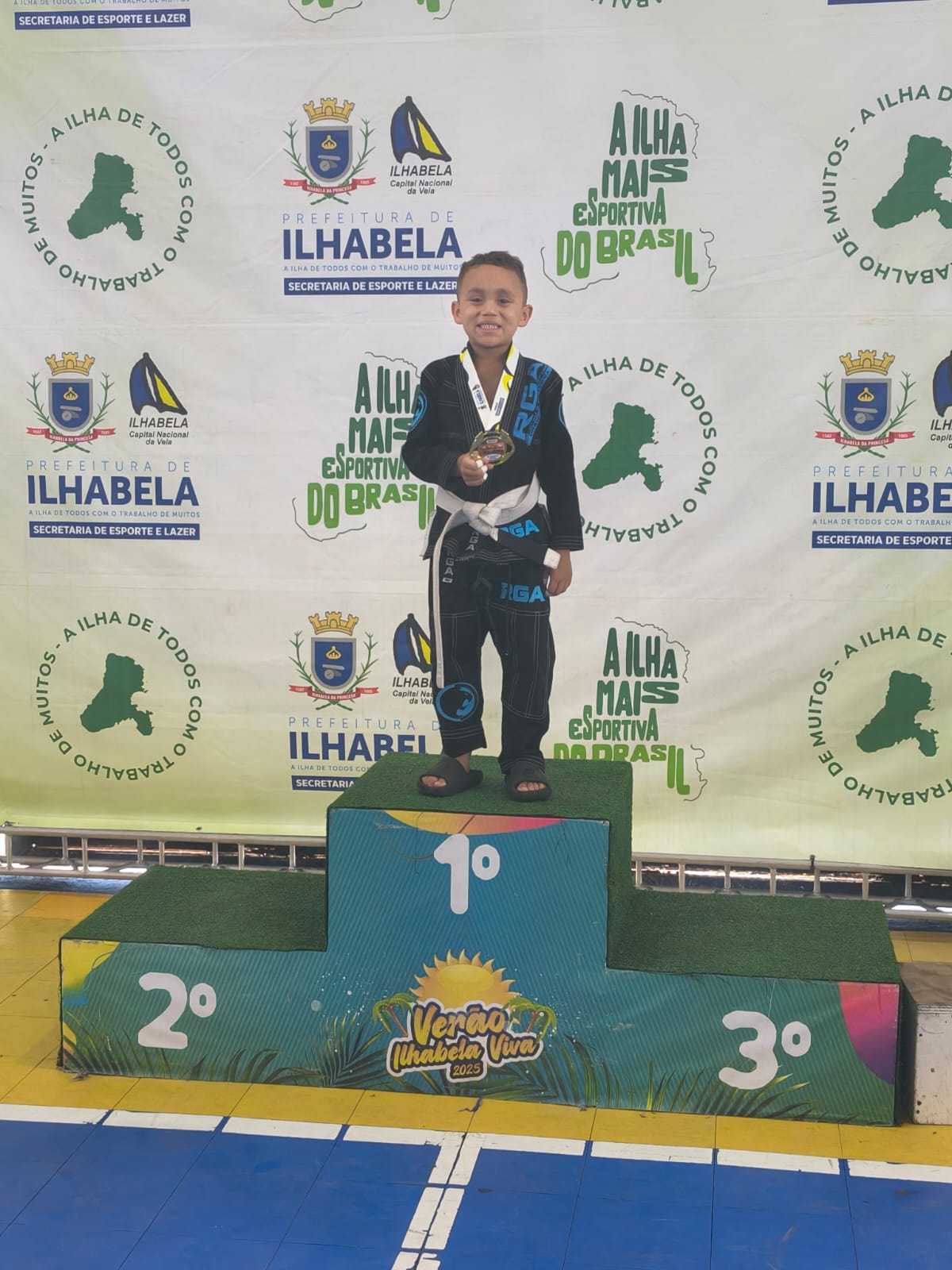 Pedrinho no primeiro lugar do pódio