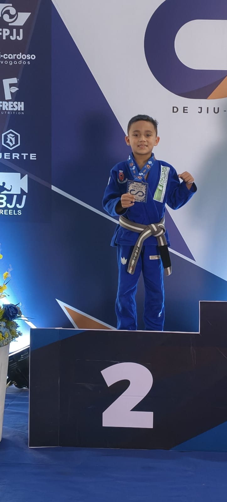 Pedrinho no pódio com medalha